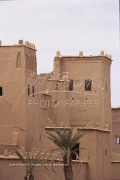 Image du Maroc Professionnelle de  La Kasbah de Taourirt fut édifiée au 17ème siècle par la tribu des Glaoui, située sur une colline au centre urbain de la ville d'Ouarzazate, cette remarquable ancienne bâtisse en pisé parfaitement conservée est l'une des plus belles constructions architecturales de la ville. La Kasbah qui ressemble à un grand château de sable incrusté dans le désert, fait partie du circuit touristique, elle a été classé Patrimoine Mondiale de l’Unesco. Ce véritable joyau de Ouarzazate permet au visiteur de découvrir l’intérieur d’une ksar où résident souvent la population berbères du sud du Maroc. Photo datant du Samedi 23 Août 1997. (Photo / Abdeljalil Bounhar)